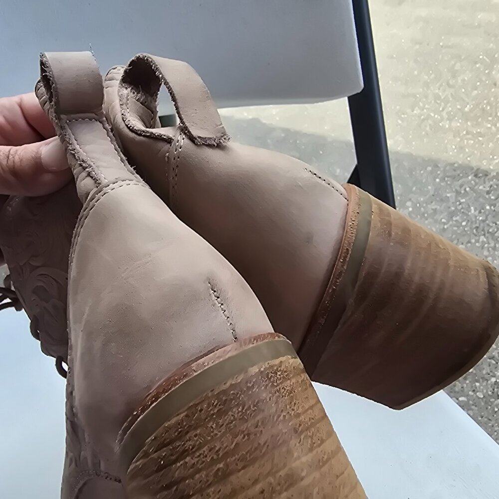 Sofft Sondra 9.5M Womens Light Taupe Leather Embossed Floral Block Heel GUC Nash - Picture 14 of 16